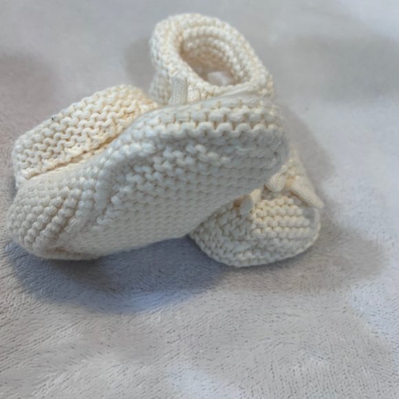 New Winter Baby Off-White Slippers / Bootys with Bow NWOT - Picture 2 of 3